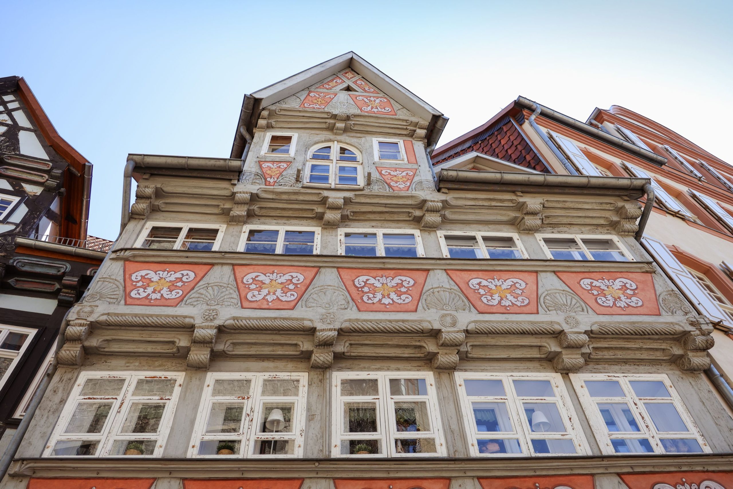 Moderne vorgehängte Fassade an einem Wohnhaus